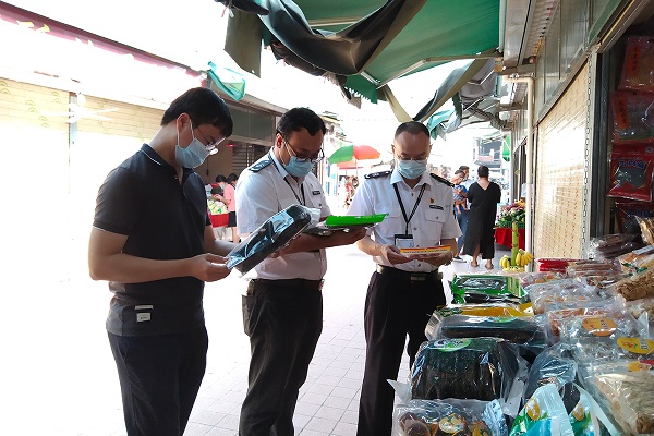 市市场监管局深汕局局领导带队开展国庆节前食品安全及疫情防控检查.jpg